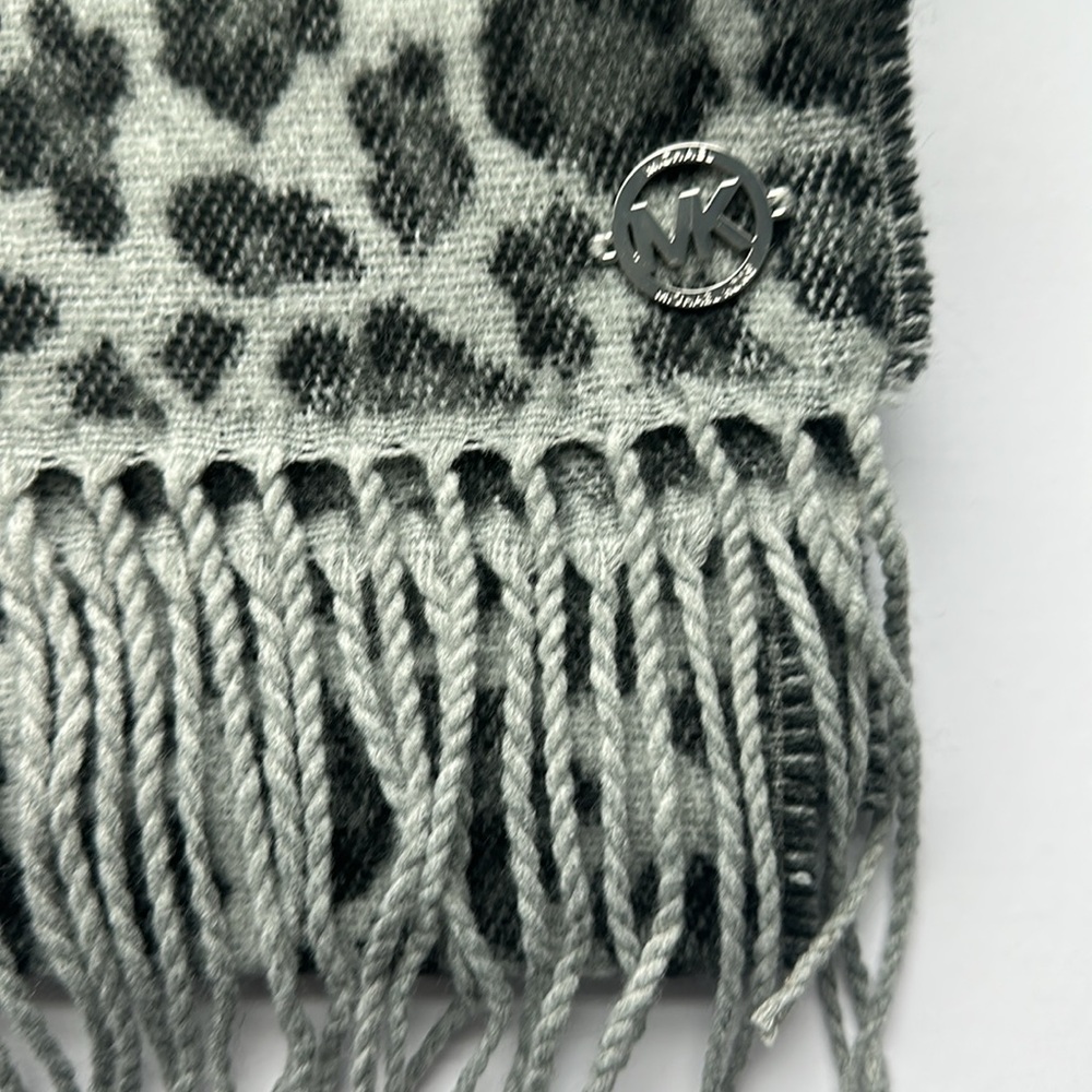 MICHAEL Michael Kors Women's Split-Animal-Print Scarf New - Picture 4 of 7